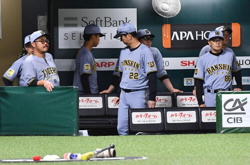 ソフトバンク対阪神　ソフトバンクに3連敗し、肩を落として引き揚げる藤川球児監督（中央）（撮影・岩下翔太）