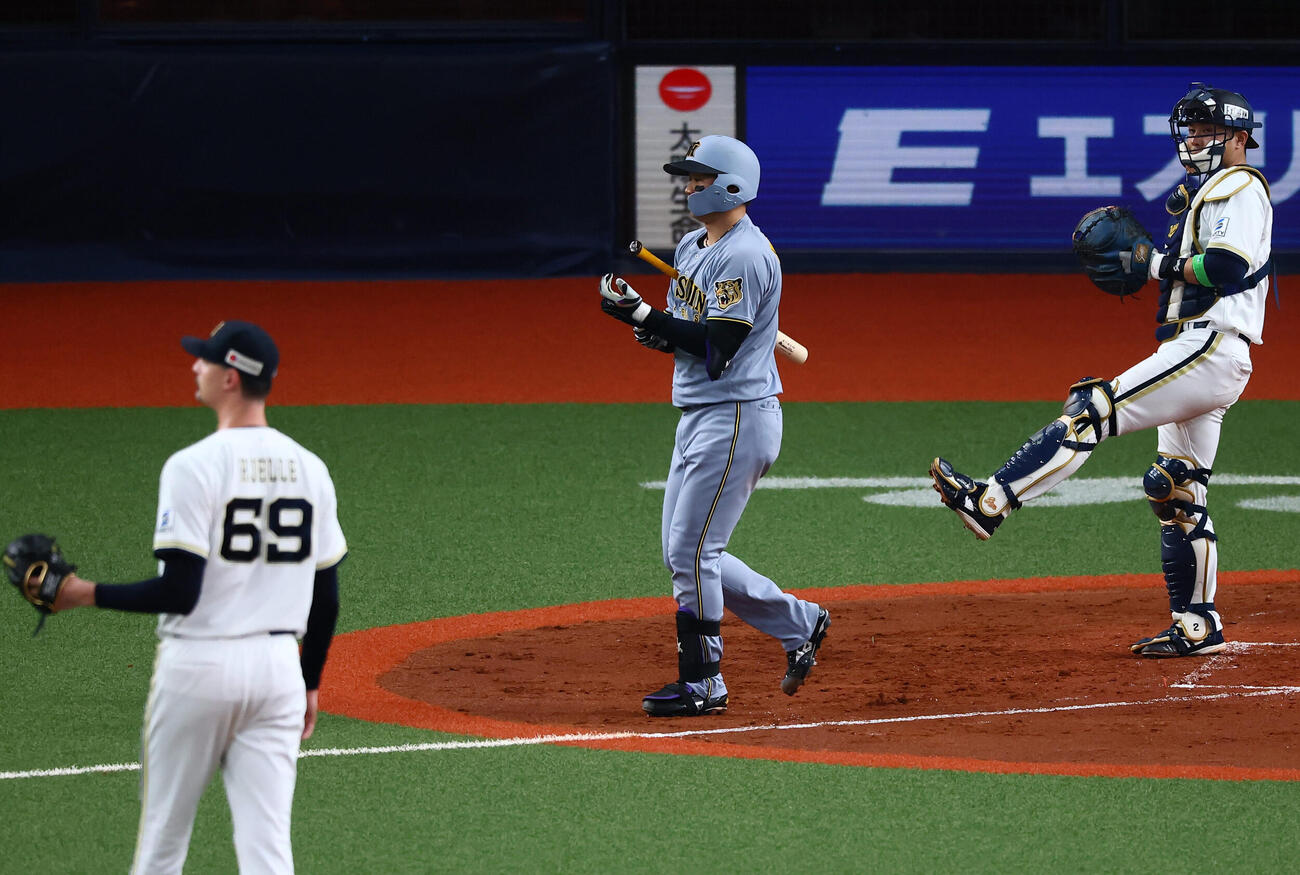 オリックス対阪神　4回表阪神無死、四球を選んで出塁する森下翔太。投手ショーン・ジェリー（撮影・加藤哉）