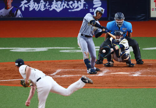 オリックス対阪神　9回表阪神無死、木浪聖也は四球を選ぶ。投手岩崎翔（撮影・加藤哉）