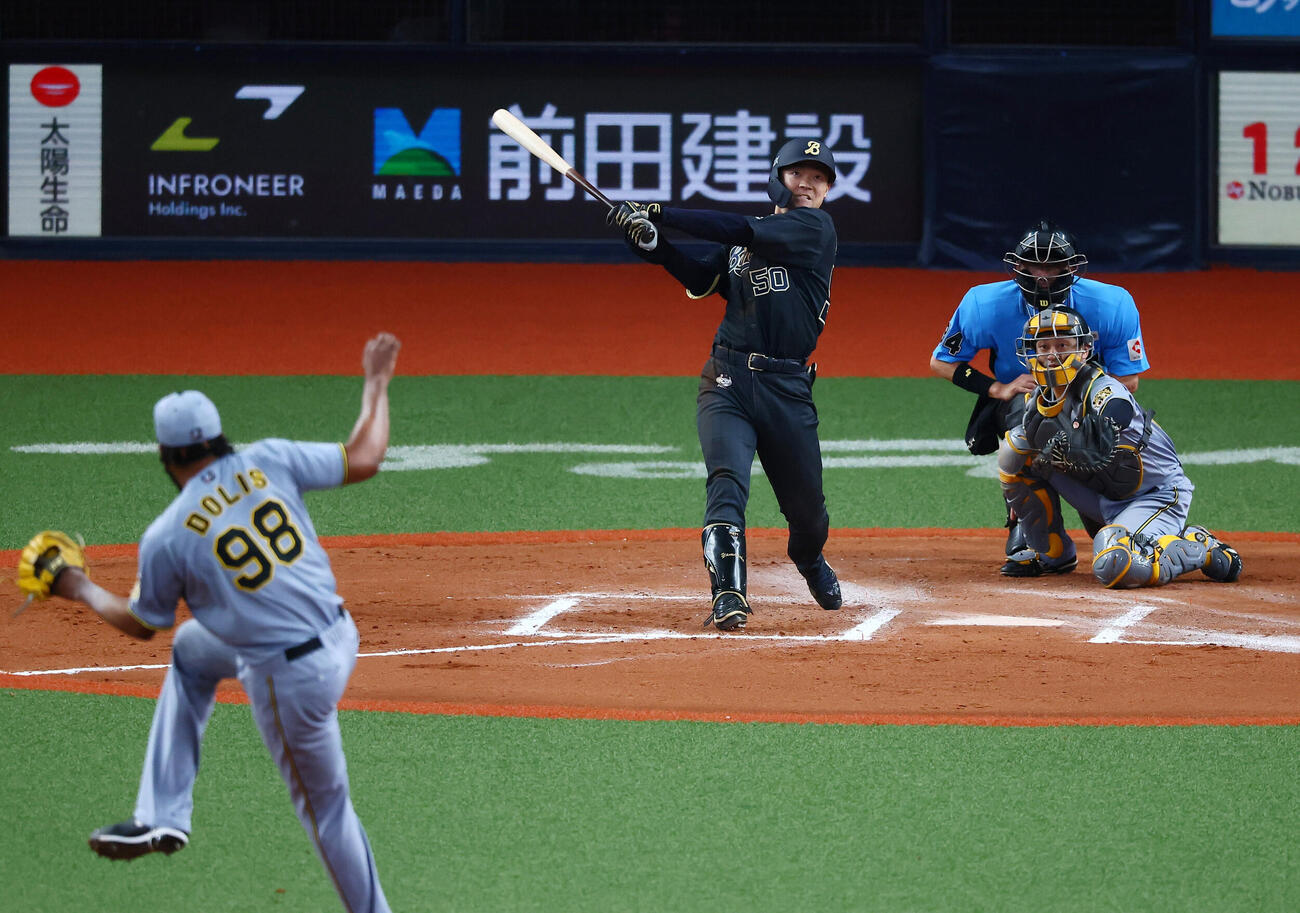 オリックス対阪神　10回裏オリックス2死一、三塁、山中稜真は左越えにサヨナラ適時打を放つ。投手ラファエル・ドリス（撮影・加藤哉）