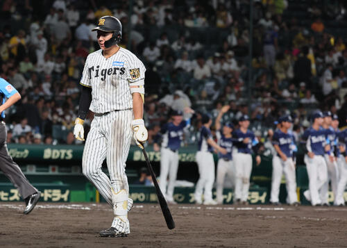 阪神対西武　9回裏阪神2死一塁、阪神立石正広は空振り三振に倒れゲームセット。ベンチに引き揚げる（撮影・宮崎幸一）