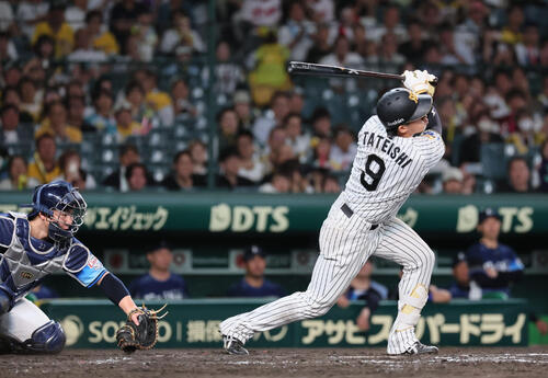 阪神対西武　9回裏阪神2死一塁、阪神立石正広は空振り三振に倒れゲームセット（撮影・宮崎幸一）