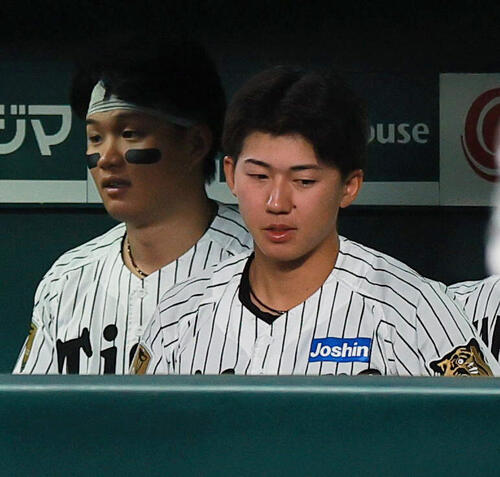 阪神対西武　7回裏阪神1死一、三塁、三振に倒れベンチで悔しそうな表情を見せる立石正広。奥は森下翔太（撮影・上山淳一）