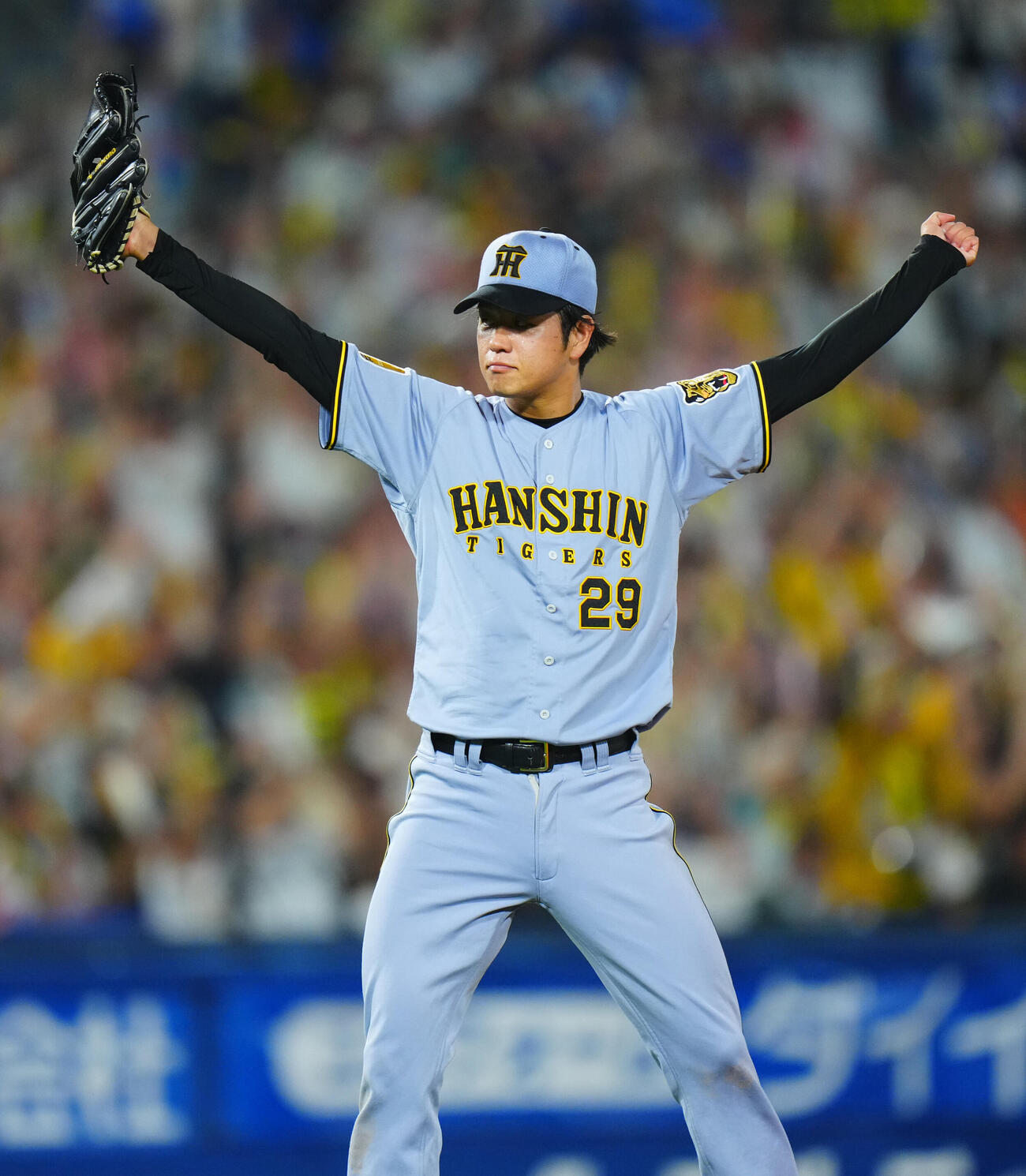 DeNA対阪神　DeNAに完投勝利の阪神先発の高橋遥人はガッツポーズする（撮影・垰建太）