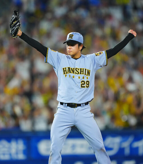 DeNA対阪神　DeNAに完投勝利の阪神先発の高橋遥人はガッツポーズする（撮影・垰建太）