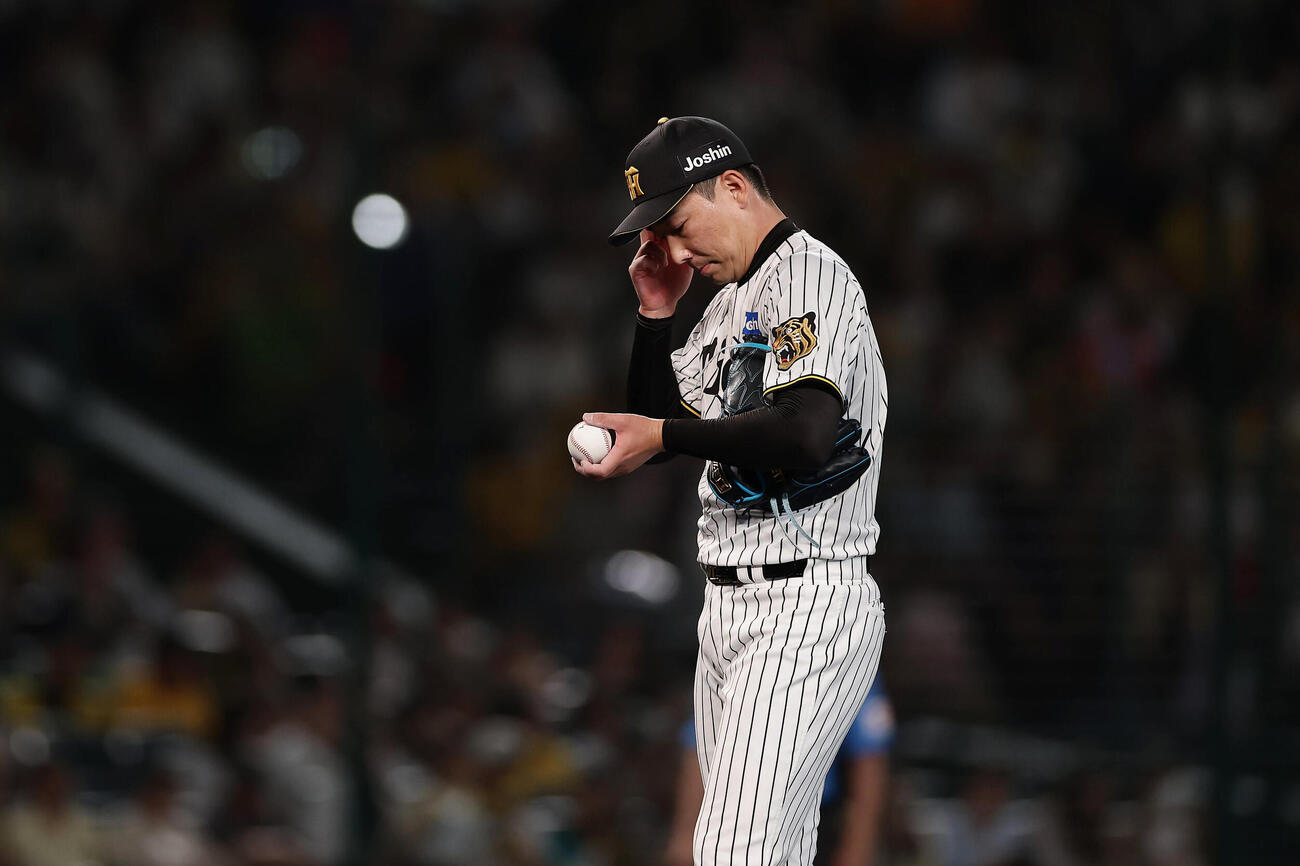 阪神対ヤクルト　8回表ヤクルト1死満塁、岩田幸宏に逆転2点適時二塁打を許した岩崎優（撮影・前田充）