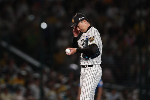 阪神対ヤクルト　8回表ヤクルト1死満塁、岩田幸宏に逆転2点適時二塁打を許した岩崎優（撮影・前田充）