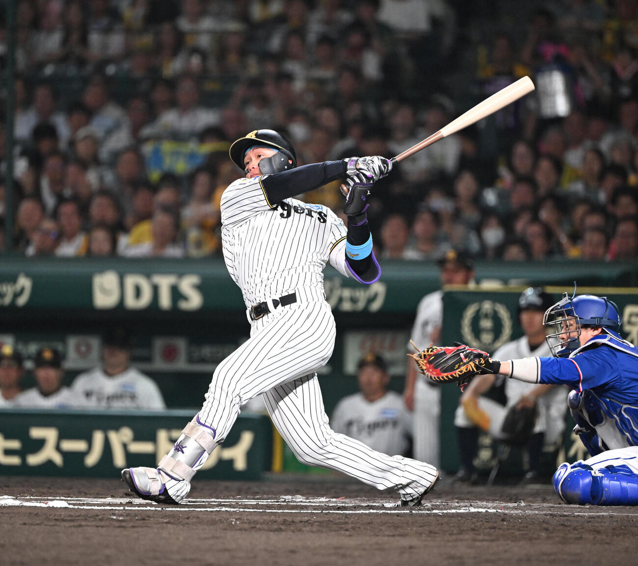 阪神対中日　10回裏阪神1死、左越えにサヨナラ本塁打を放つ森下翔太（撮影・和賀正仁）