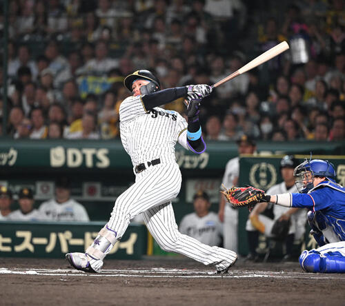 阪神対中日　10回裏阪神1死、左越えにサヨナラ本塁打を放つ森下翔太（撮影・和賀正仁）