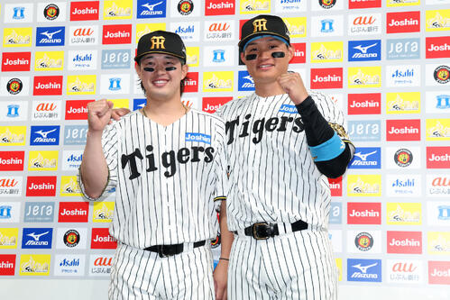 阪神対中日　お立ち台でガッツポーズする阪神森下翔太（右）と浜田太貴（撮影・前田充）