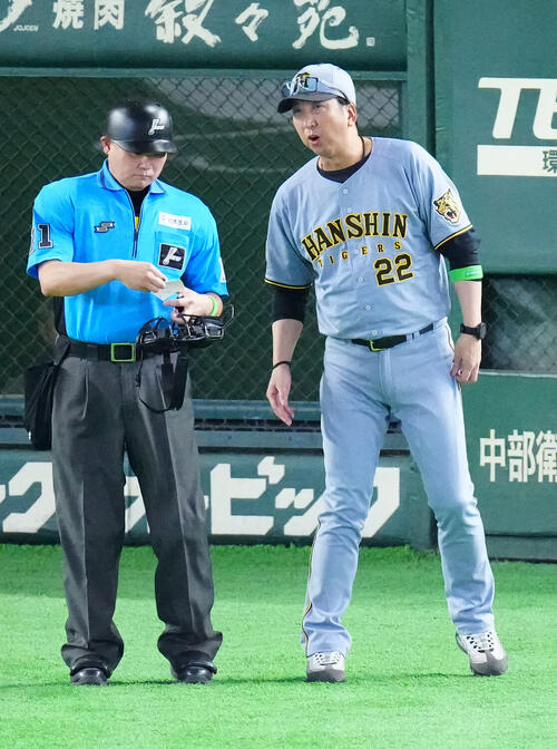 巨人対阪神　7回裏途中、阪神先発高橋遥人の降板を告げる藤川球児監督（右）（撮影・江口和貴）