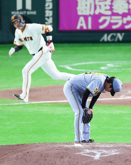 巨人対阪神　7回裏巨人2死満塁、代打坂本勇人（後方）に3点適時二塁打を浴びる高橋遥人（撮影・江口和貴）