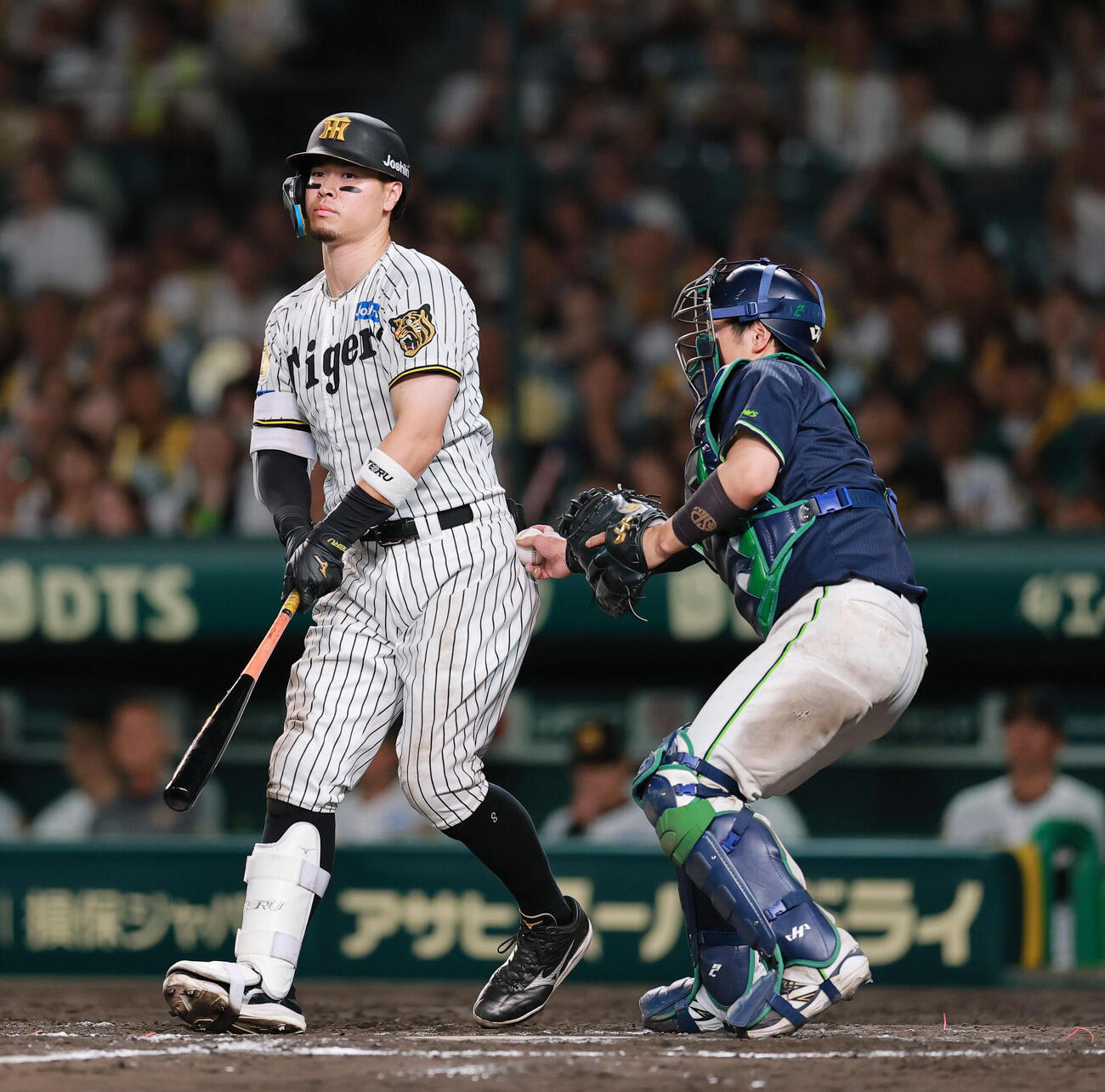 阪神対ヤクルト9回裏阪神1死二塁、佐藤輝明は空振り三振に倒れる（撮影・上山淳一）