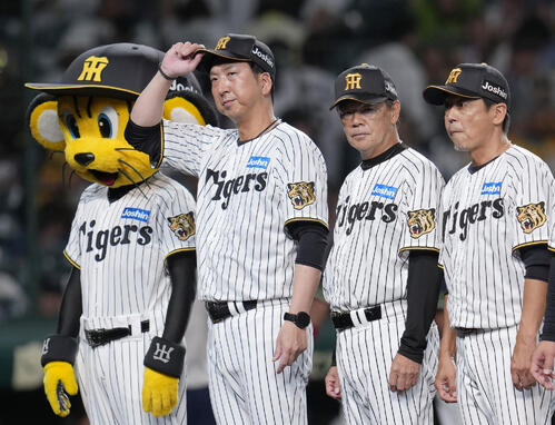 ヤクルトに敗れた阪神・藤川監督（左）ら＝甲子園