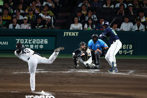 阪神対ヤクルト　8回表ヤクルト2死満塁、工藤泰成がドミンゴ・サンタナに投じた球速は163キロを記録（撮影・加藤哉）