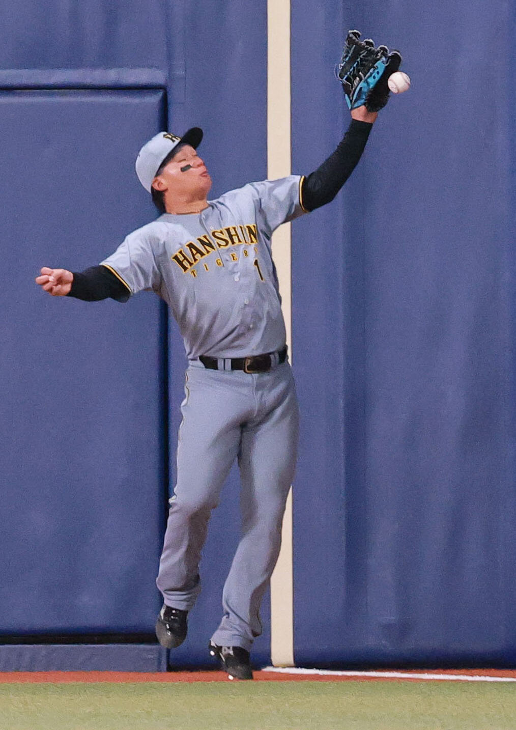 中日対阪神　8回裏中日無死、右翼手森下翔太は代打辻本倫太郎の打球を落球する（撮影・上山淳一）