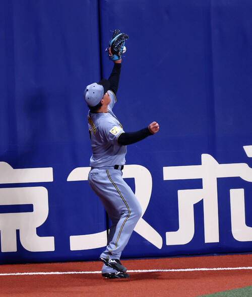 中日対阪神　8回裏中日無死、代打辻本倫太郎の飛球を捕球出来ない森下翔太（撮影・加藤哉）