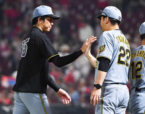 広島対阪神　今季7勝目を挙げた才木浩人（左）とタッチを交わす阪神藤川球児監督（撮影・岩下翔太）