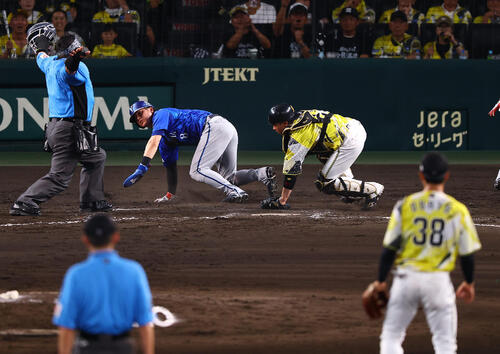 阪神対DeNA 9回表DeNA1死二、三塁、小幡竜平の野選で生還する神里和毅。捕手は梅野隆太郎（撮影・上田博志）