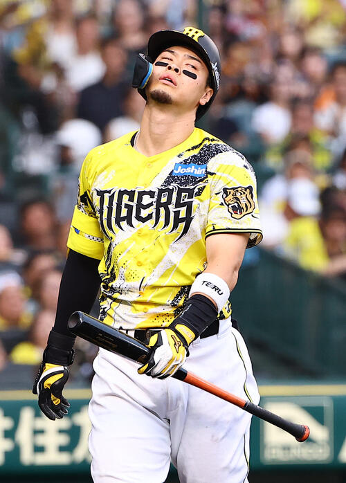 阪神対巨人　1回裏阪神1死一、三塁、佐藤輝明は捕邪飛に倒れる（撮影・上田博志）