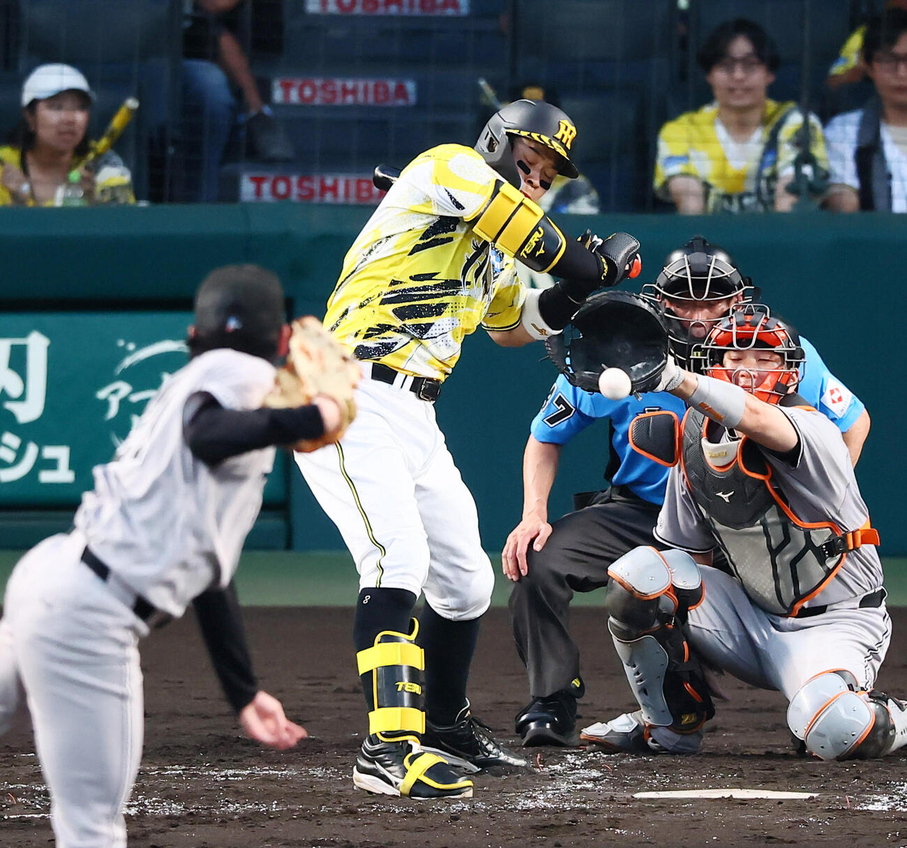 阪神対巨人　3回裏阪神1死一塁、死球を受ける佐藤輝明。投手竹丸和幸（撮影・加藤哉）
