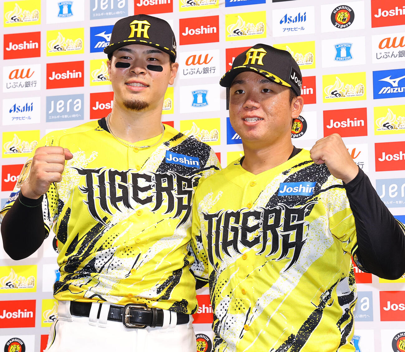 阪神対巨人　お立ち台でガッツポーズする佐藤輝明（左）と村上頌樹（撮影・上田博志）
