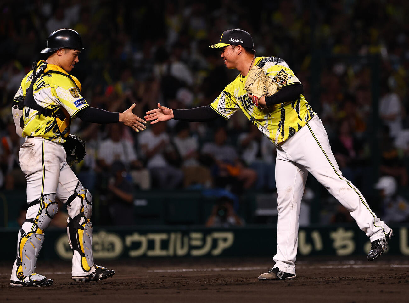 阪神対巨人　完封勝利した阪神村上頌樹（右）は坂本誠志郎と握手を交わす（撮影・上田博志）