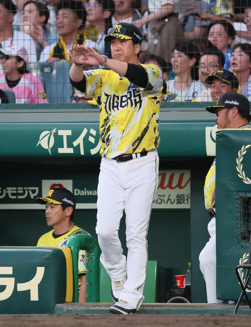 阪神対巨人　4回裏阪神無死一塁、元山飛優のバントの一塁判定にリクエストする藤川球児監督（撮影・宮崎幸一）