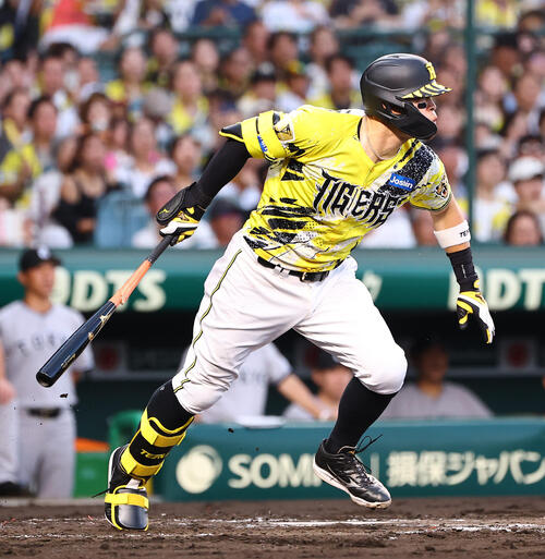 阪神対巨人　3回裏阪神2死一、二塁、佐藤輝明は投直に倒れる（撮影・上田博志）