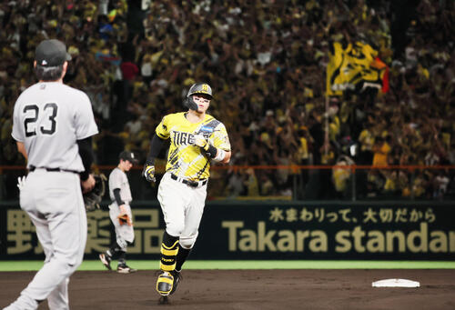 阪神対巨人　6回裏阪神無死、佐藤輝明はバックスクリーンに先制本塁打を放つ（撮影・宮崎幸一）