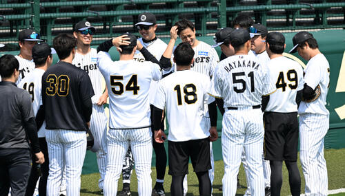 練習開始前、円陣を組む阪神投手陣（撮影・和賀正仁）