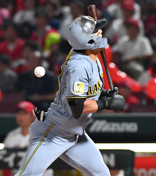 7月17日、広島戦で背中に死球を受ける前川右京