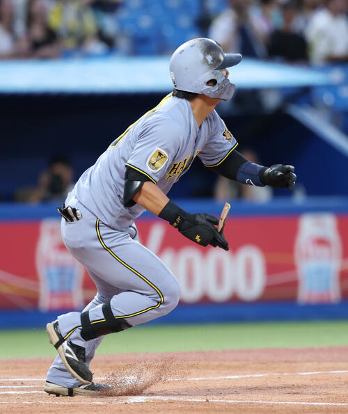 ヤクルト対阪神　2回表阪神1死、バットを折りながら内野安打を放つ前川右京（撮影・増田悦実）
