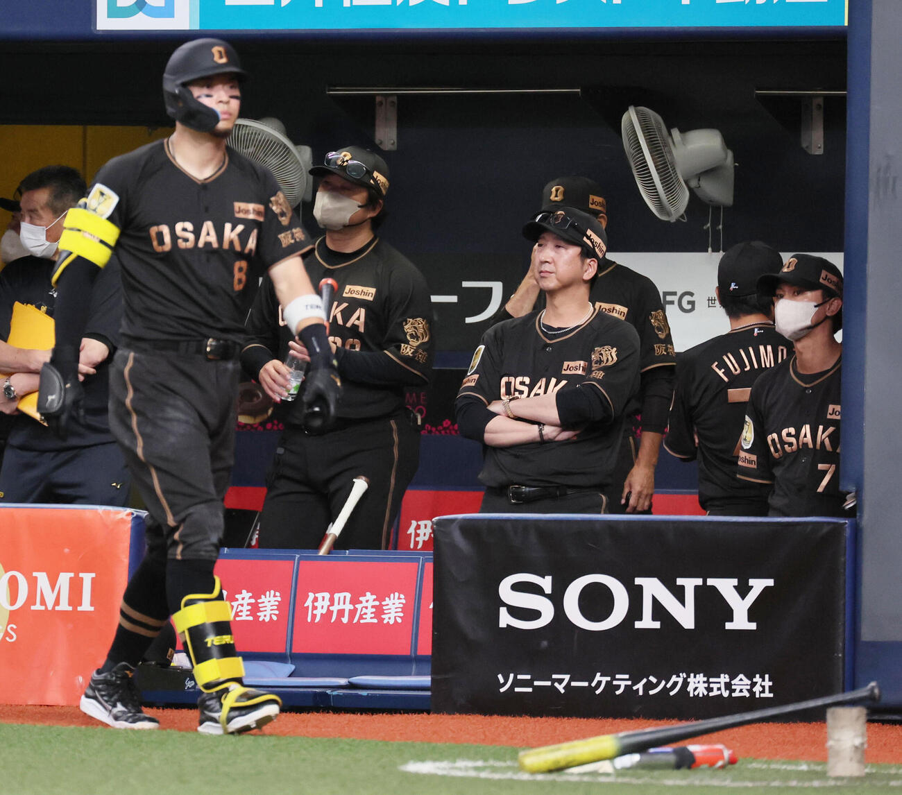 阪神対中日　9回裏、ピンチにベンチで厳し表情の藤川球児監督（撮影・宮崎幸一）
