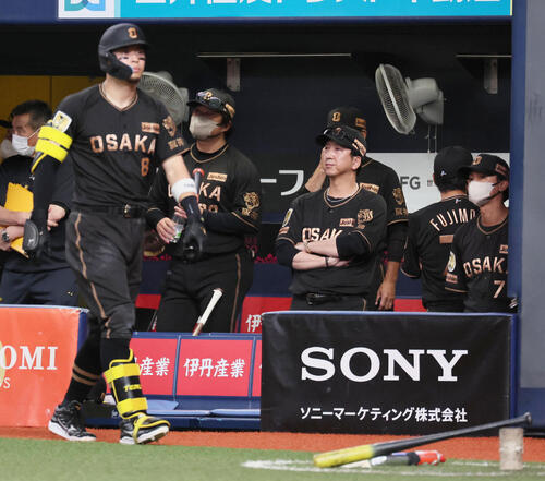 阪神対中日　9回裏、ピンチにベンチで厳し表情の藤川球児監督（撮影・宮崎幸一）