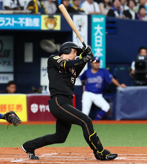 阪神対中日　6回裏阪神無死、近本光司は先制の右越え本塁打を放つ（撮影・加藤哉）