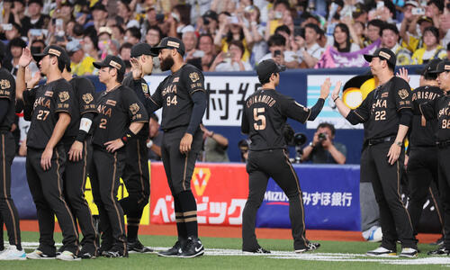 阪神対中日　中日に勝利しハイタッチする近本光司（右から2人目）と藤川球児監督（右）（撮影・宮崎幸一）
