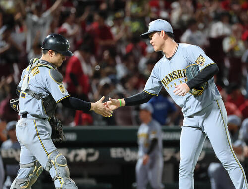 広島対阪神　広島に快勝し握手する及川雅貴（右）と坂本誠志郎（撮影・加藤孝規）