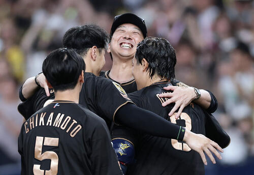 阪神対ヤクルト　同点本塁打の佐藤輝明（左）、サヨナラ本塁打の大山悠輔と抱き合って喜ぶ阪神藤川球児監督（中央）（撮影・前田充）