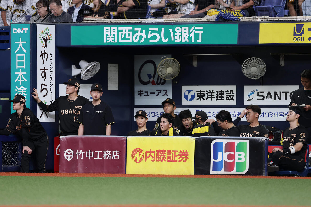 阪神対ヤクルト　ヤクルトに敗れた阪神の選手たち（撮影・前田充）