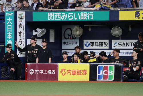 阪神対ヤクルト　ヤクルトに敗れた阪神の選手たち（撮影・前田充）