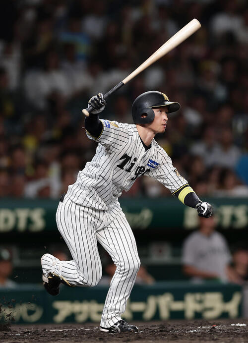阪神対巨人　4回裏阪神2死、右前打を放つ近本光司（撮影・前田充）