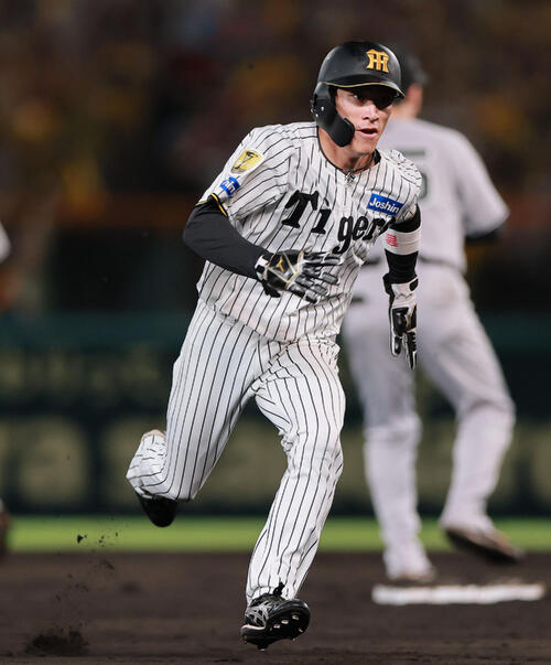 阪神対巨人　7回裏阪神1死一塁、佐藤輝明の安打で三塁へ向かう一塁代走福島圭音（撮影・上山淳一）