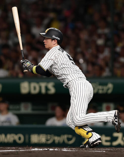 阪神対巨人　3回裏阪神無死満塁、近本光司の中ゴロで先制する（撮影・前田充）