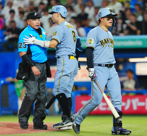 ヤクルト対阪神　6回表阪神1死、見逃しの三振に倒れた森下翔太（右）は詰め寄る深谷篤球審（左）と口論になりそうになるも、佐藤輝明の仲裁の間に引き揚げる（撮影・垰建太）
