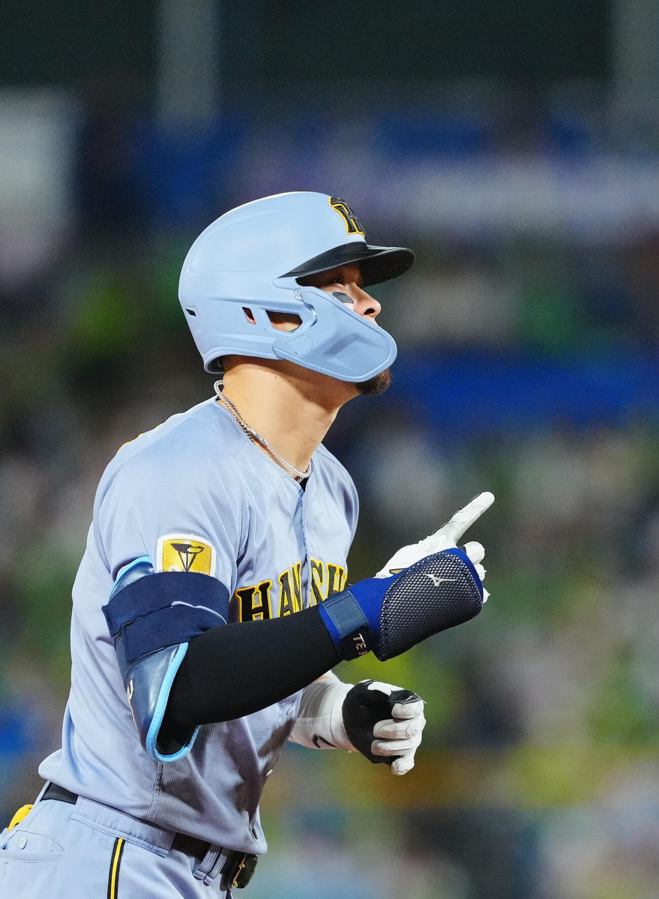 ヤクルト対阪神　5回表阪神1死一塁、左越え2点本塁打を放ち天を指さす佐藤輝明（撮影・垰建太）