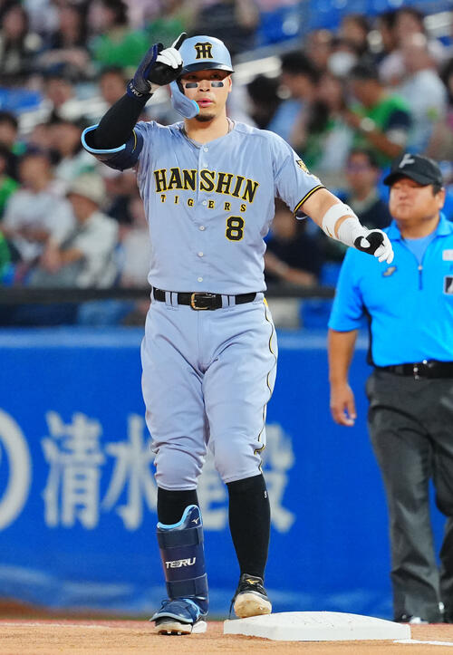 ヤクルト対阪神　1回表阪神1死一、二塁、先制適時打を放ちポーズを決める佐藤輝明（撮影・垰建太）