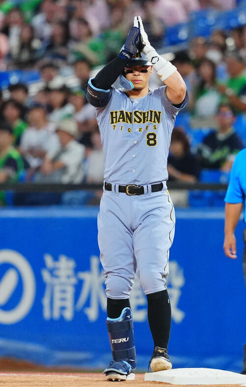 ヤクルト対阪神　1回表阪神1死一、二塁、先制適時打を放ち塁上でポーズを決める佐藤輝明（撮影・垰建太）