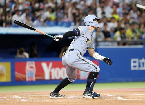 ヤクルト対阪神　1回表阪神1死一、二塁、佐藤輝明は適時打を放つ（撮影・鈴木正人）