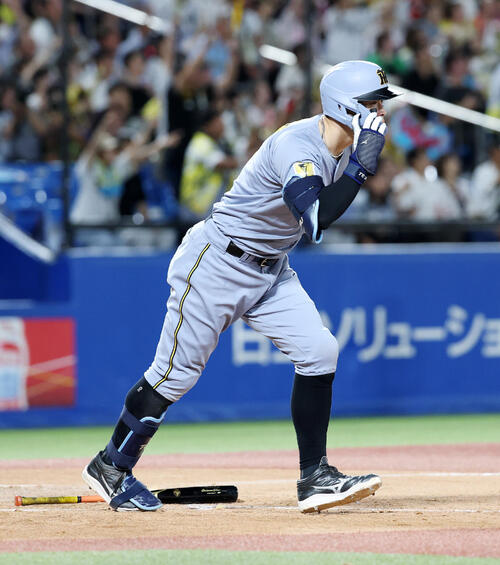 ヤクルト対阪神　3回表阪神2死、佐藤輝明はソロ本塁打を放つ（撮影・鈴木正人）